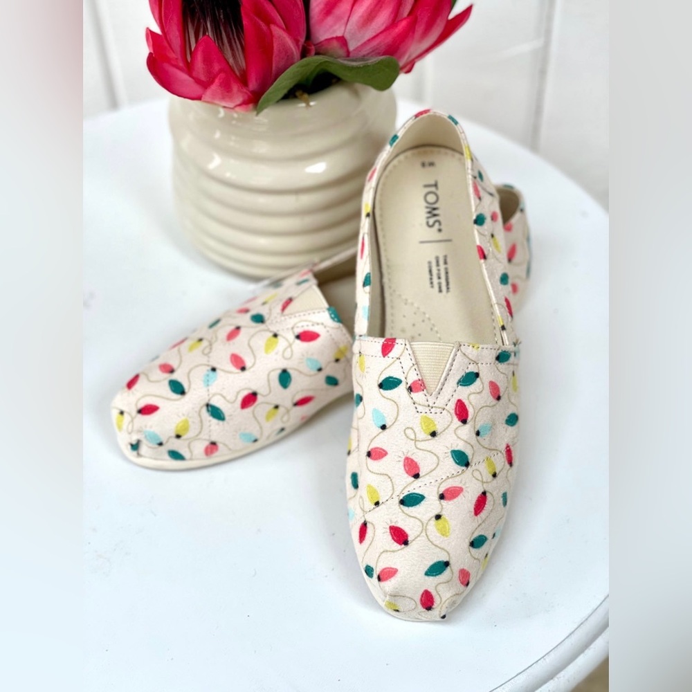 New with tag! Toms Christmas Lights Shoes size 6